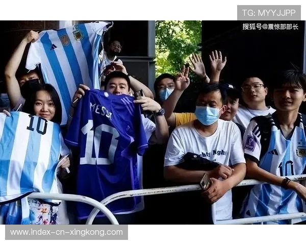 梅西训练现场变大型追星会,无数粉丝狂奔而至的奇迹瞬间 梅西训练现场变大型追星会,无数粉丝狂奔而至的奇迹瞬间