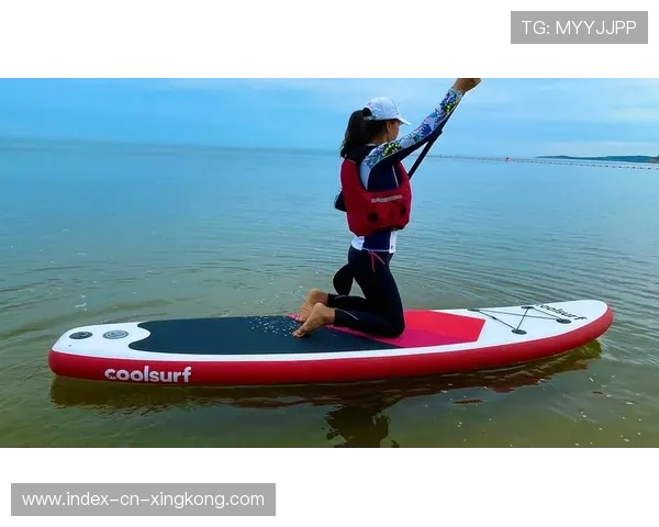 桨板冲浪大赛选手摔倒后仍抓板夺冠,被封“海上韧者” 桨板冲浪大赛选手摔倒后仍抓板夺冠,被封“海上韧者”