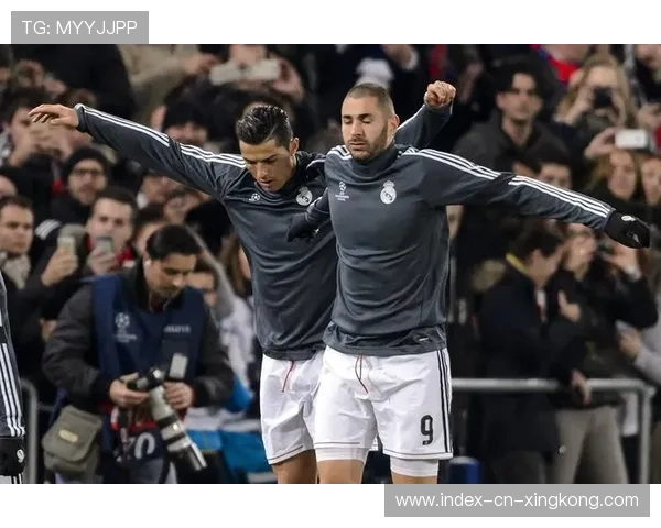 皇马本泽马背身回传助攻队友抢点得分