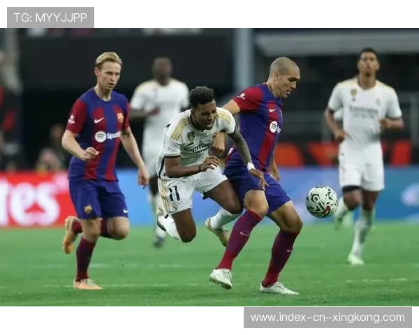 巴萨罗梅乌远射惊险贴柱入底：科技点亮射门的极致瞬间