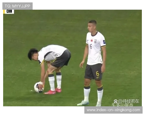 直塞穿透防线，前锋冷静停球推射得分：足球魅力的精彩瞬间